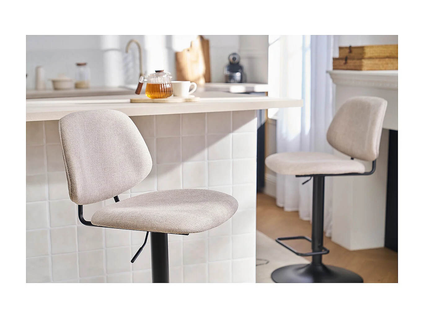 Sgabelli da bar regolabili design in tessuto effetto velluto beige e metallo nero BARNET (set di 2)