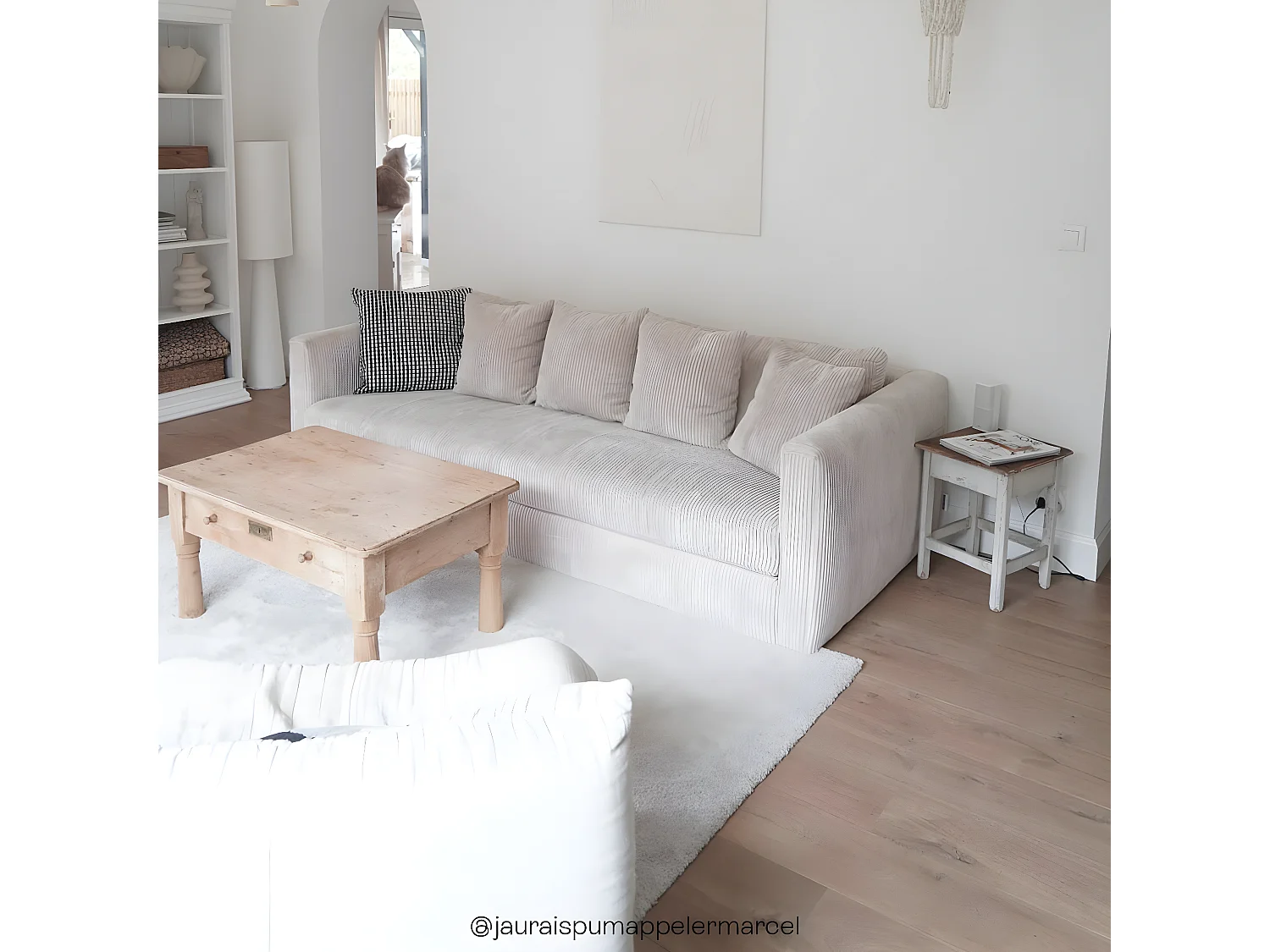 Canapé 4 places en velours côtelé beige + 4 coussins - Denver