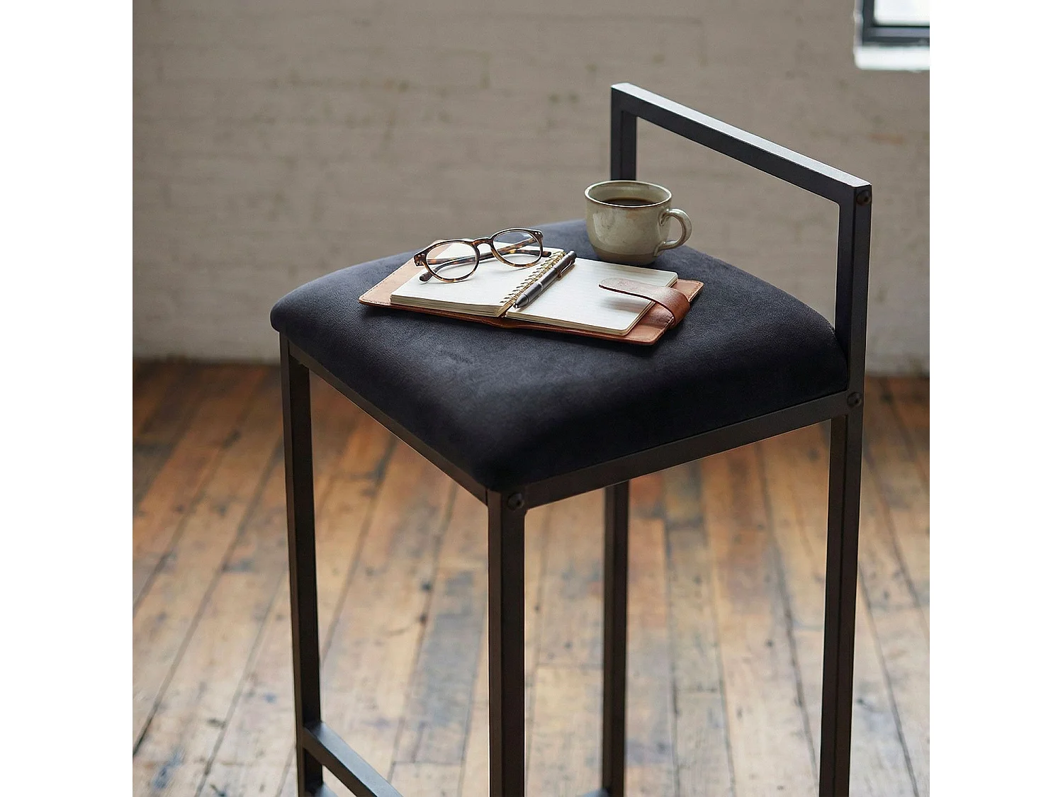 Barhocker aus schwarzem Metall Drakkar Noir und Schwarzem Samt Bequem und Elegant