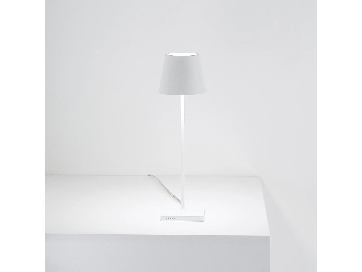 Lampe de table Poldina Corten avec cable 230V LED dimmable 11x38 cm Design moderne en aluminium