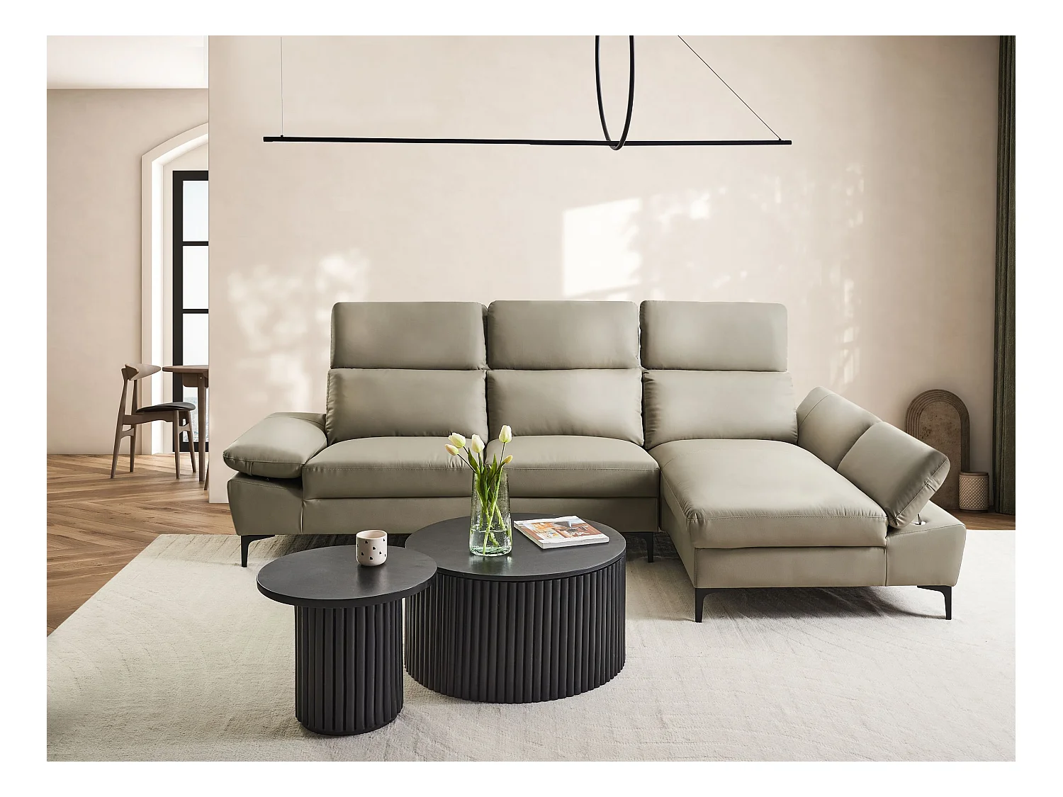 Canapé d'Angle à droite Moderne en Cuir Réglable au Niveau des Appuis-Tête et Accoudoirs 4 Places Gris Clair Taupe Farila