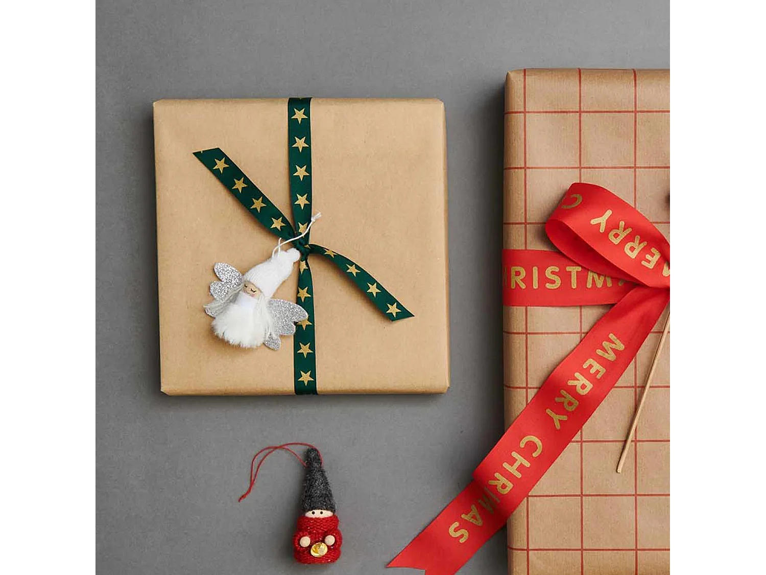 Kleiner Engel zum Aufhängen in Weiß und Silber