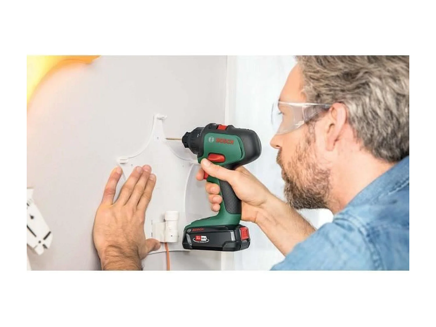 Bosch accuboormachine - Wordt geleverd met twee 18V-2,5Ah accu's en een oplader.