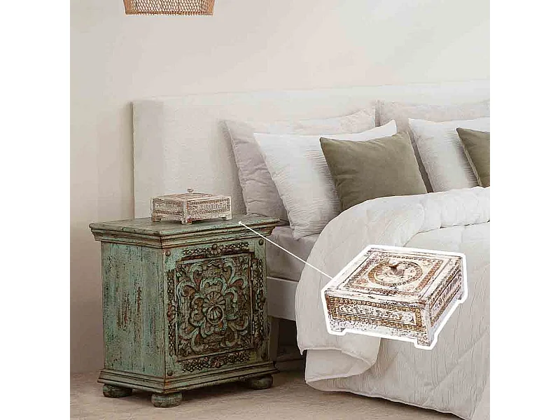 Caixa de madeira entalhada com acabamento branco antigo 19x19x10h cm