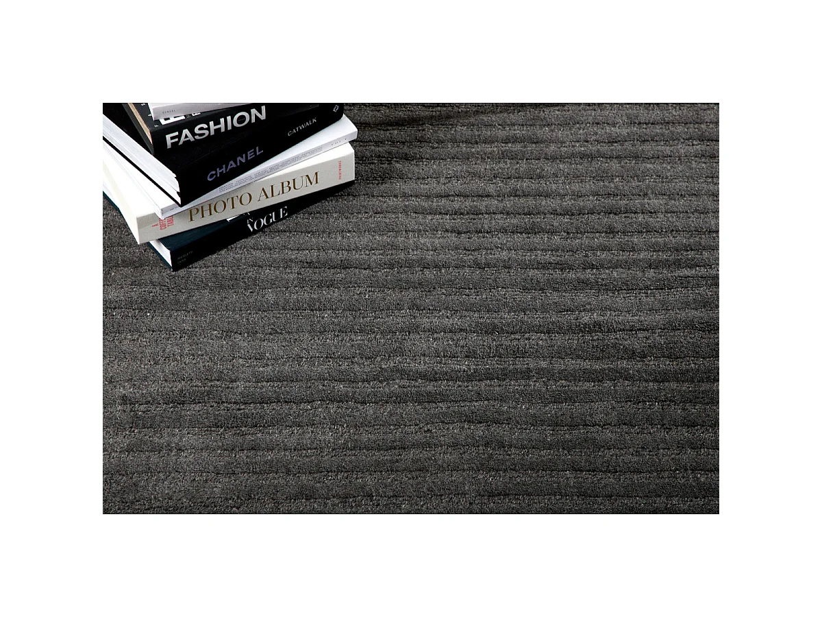 Milton Teppich 230x162cm dunkel grau.