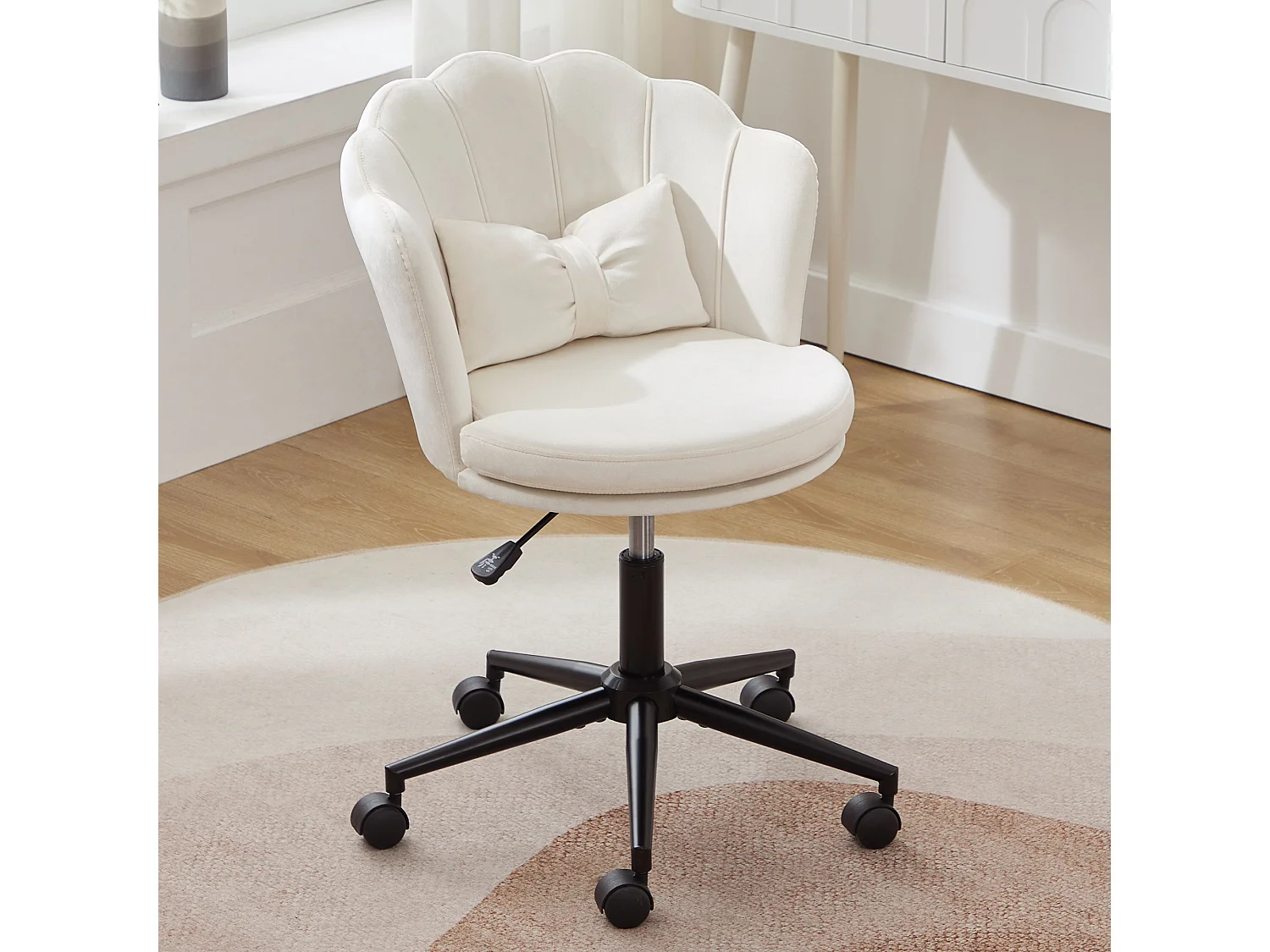 Drehsessel mit verstellbarer Höhe - Blütenförmige Rückenlehne - 55 x 42 x 73-83 cm - Samt - Beige