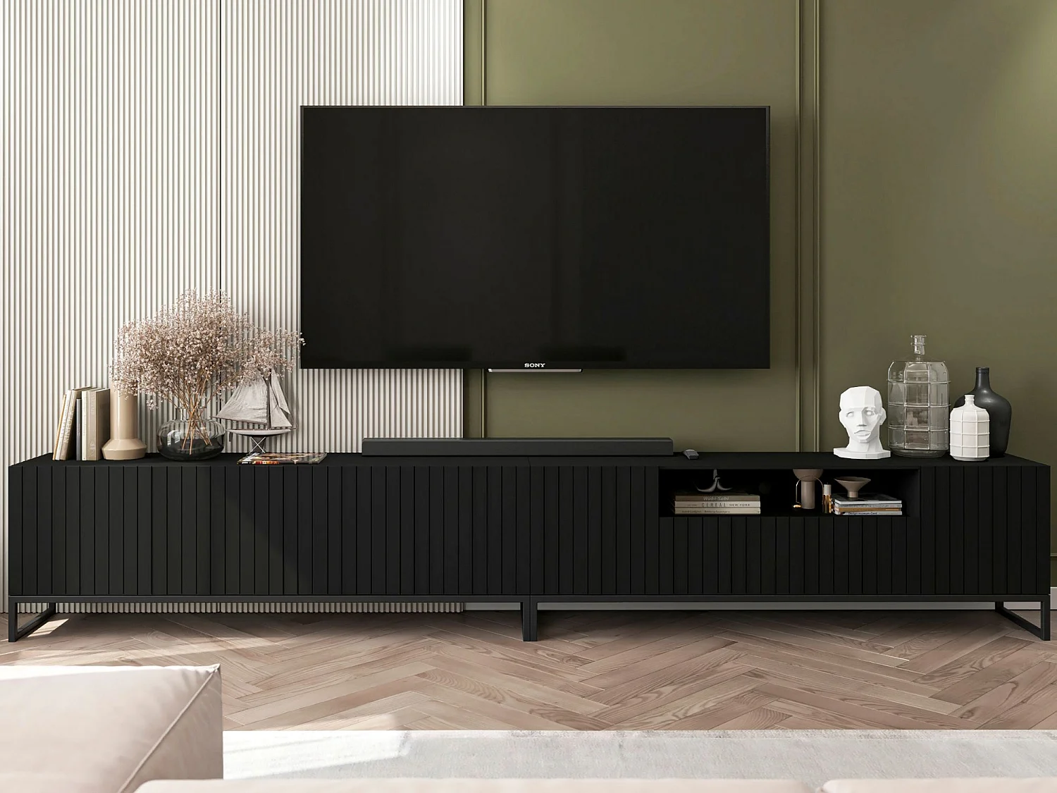 TV-Möbel mit 7 Türen und Nische – Korpus Schwarz matt, geriffelte Fronten Schwarz matt – 300 cm, schwarzer Metallrahmen