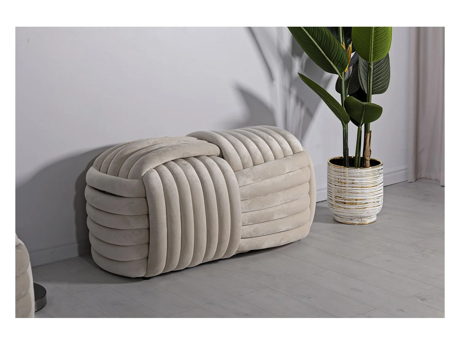 Puff Softy Cream em Veludo: Sofisticação e Conforto para Seu Espaço