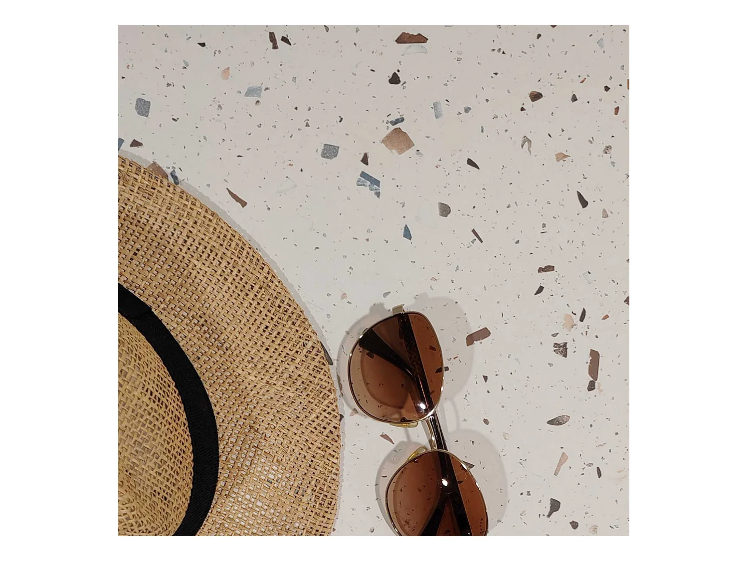 Klappbarer Terrassentisch im Compact HPL TerrazzoDekor 70 x 70