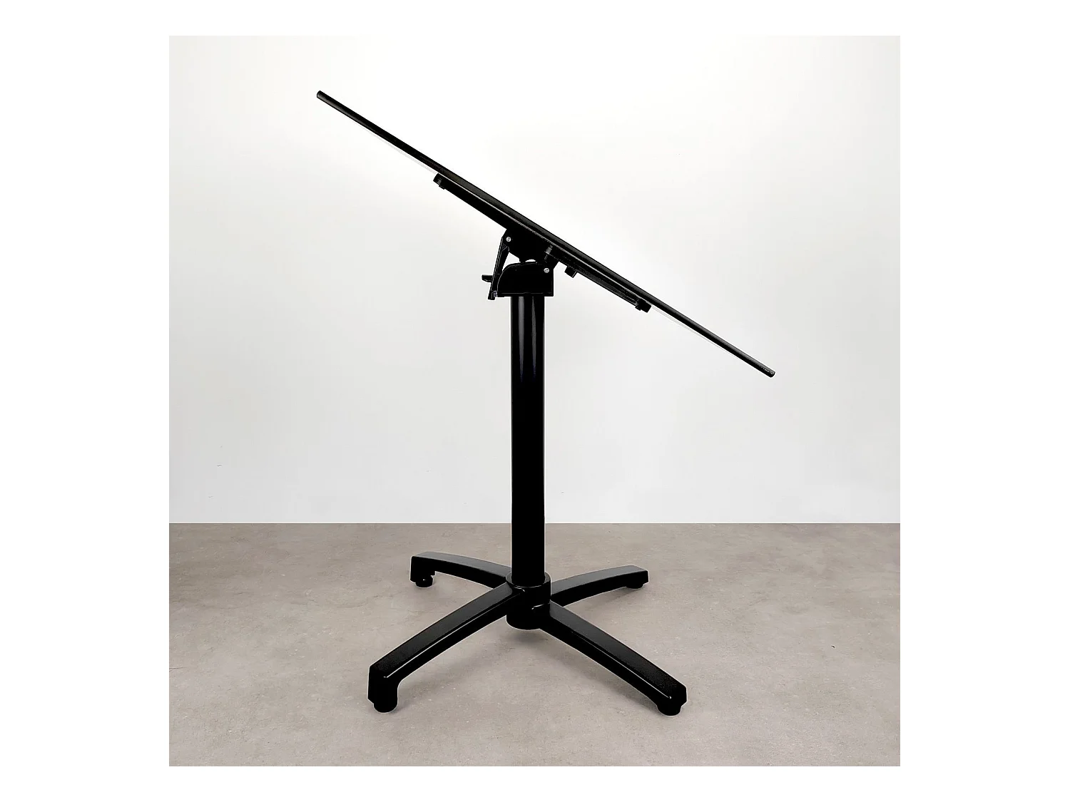 Klappbarer Terrassentisch aus weißem Compact HPL 70 x 70