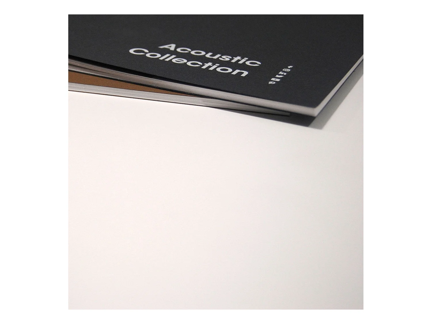 Klappbarer Terrassentisch aus weißem Compact HPL 70 x 70