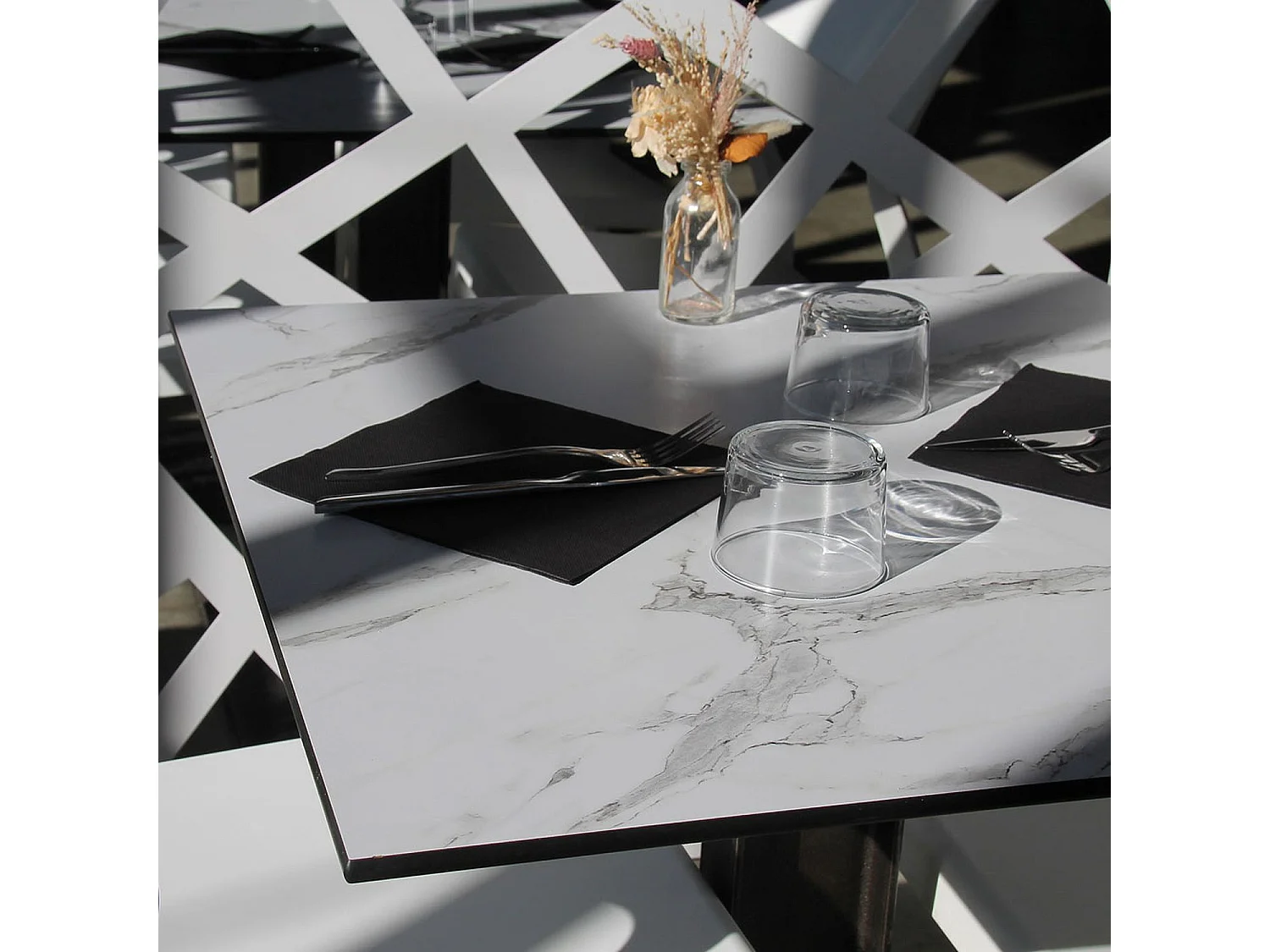 Table terrasse pliable en Compact HPL décor marbre blanc 70 x 70