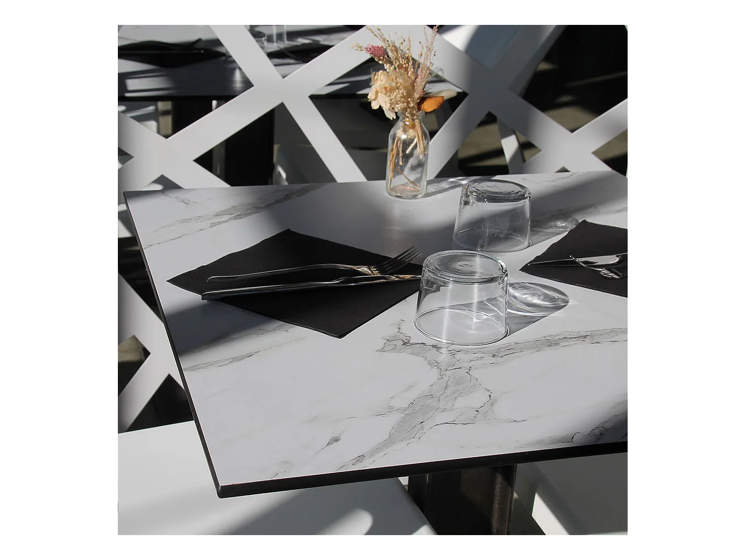 Klappbarer Terrassentisch im Compact HPLMarmordekor weiß 70 x 70