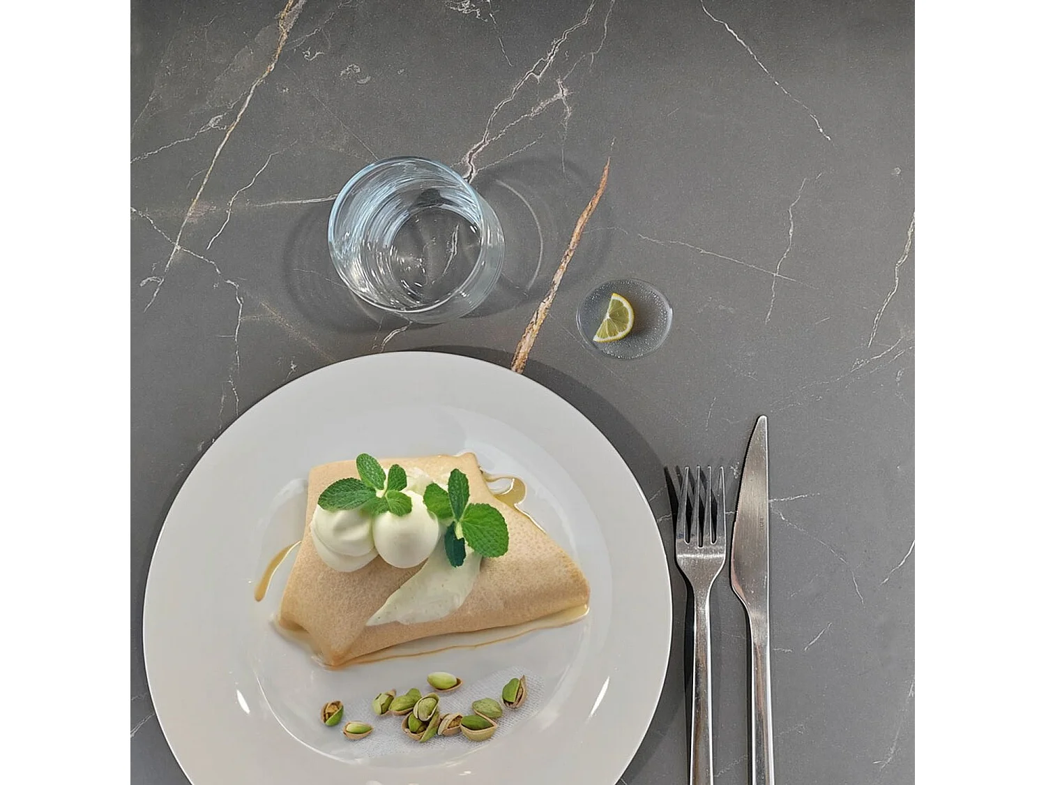 Table terrasse pliable en Compact HPL décor marbre feu 70 x 70