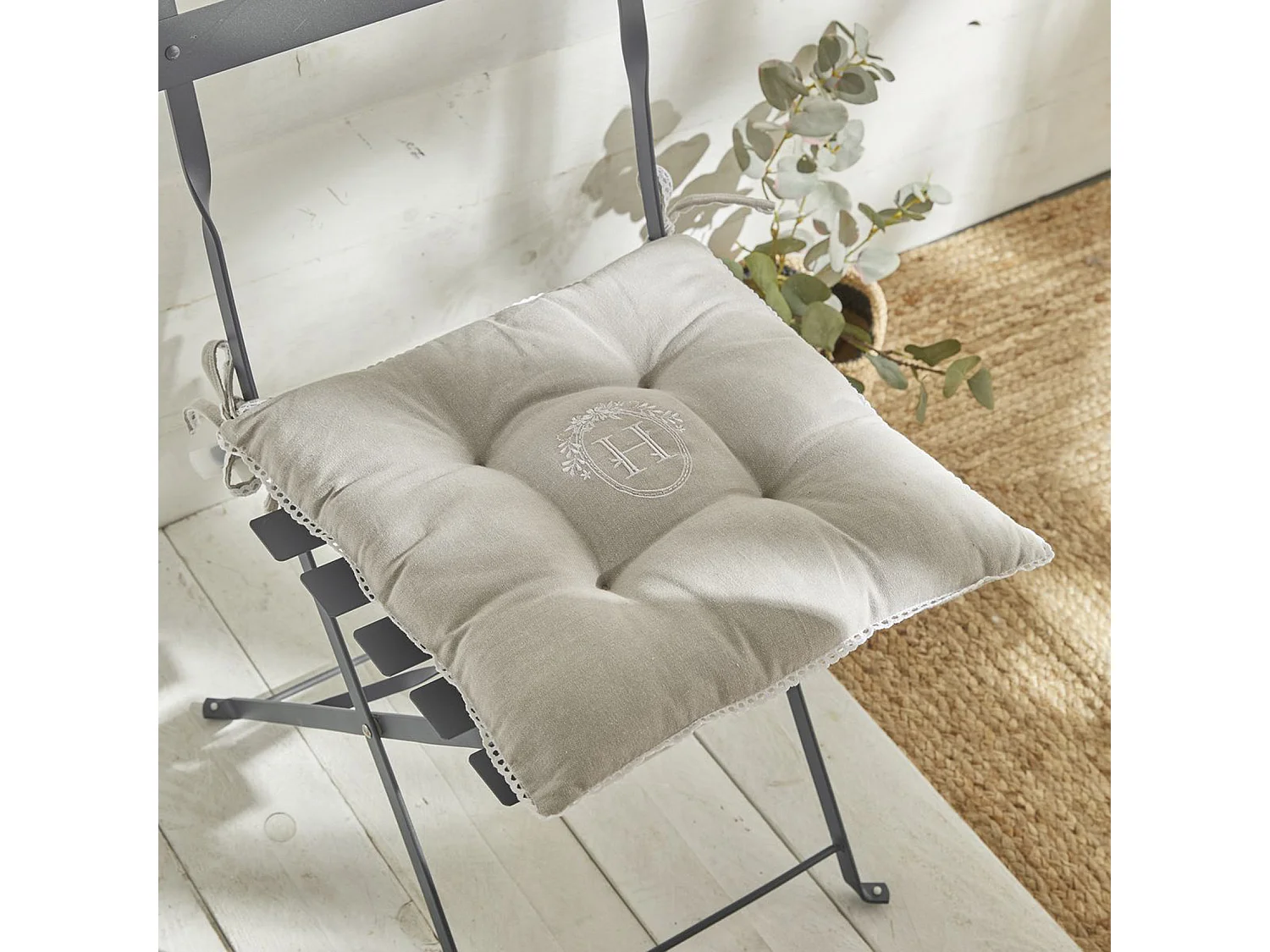 Galette de chaise esprit home avec dentelle