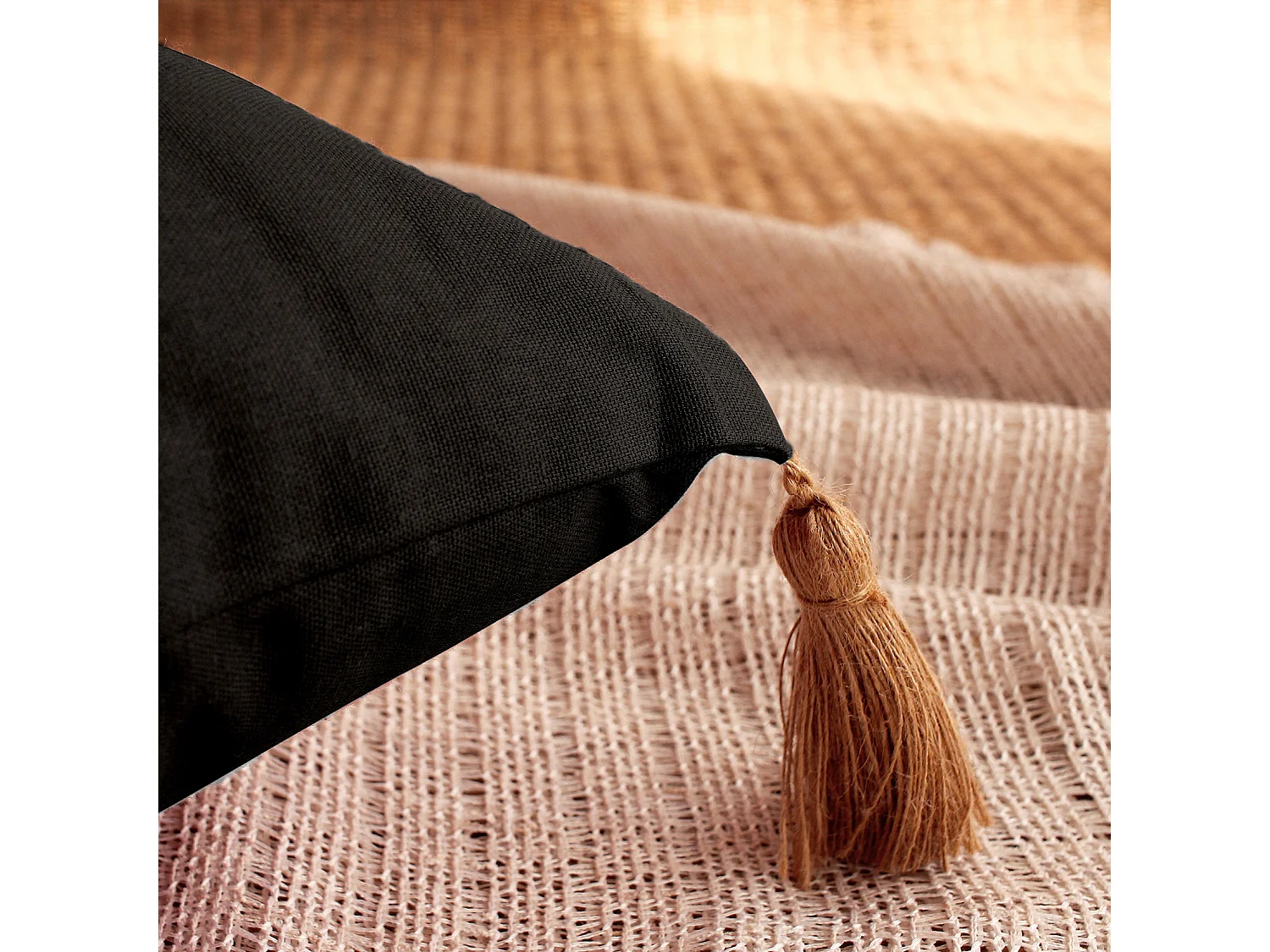 Cojín con borlas de yute