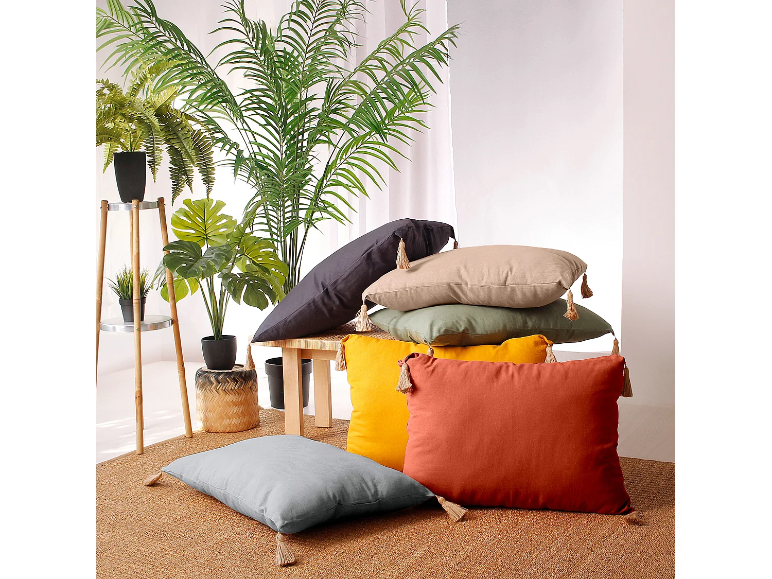 Coussin Déco Uni à Pompons "Panama" 50x70cm Noir