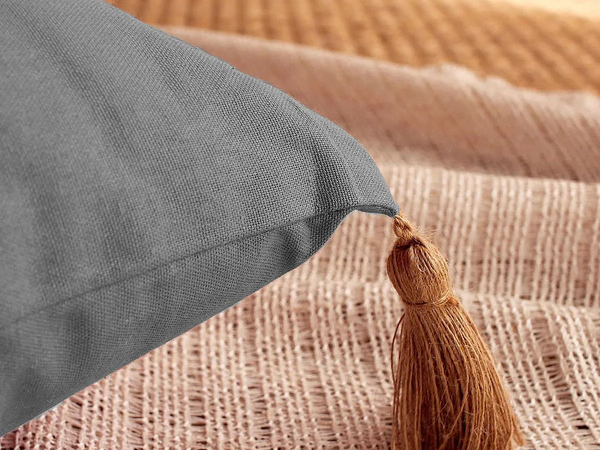 Cojín con borlas de yute