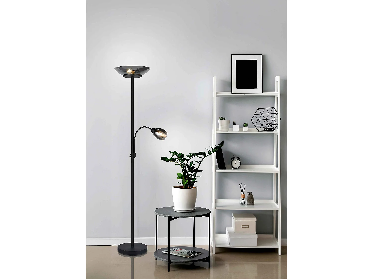 Piantana c/accensione separata, metallo e vetro, nero e fumé, H 180 cm, Gerry