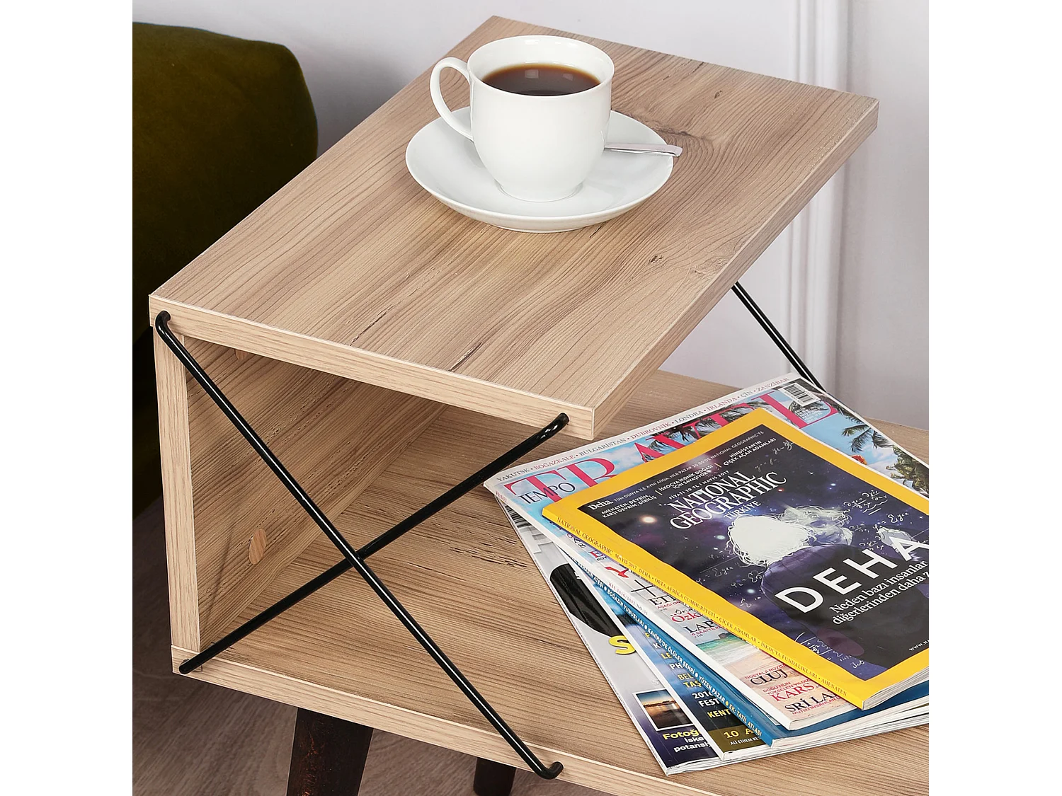 Table d'appoint Bergen avec étagère panneau de particules hêtre 50 x 40 x 55 cm effet bois bois foncé [en.casa]