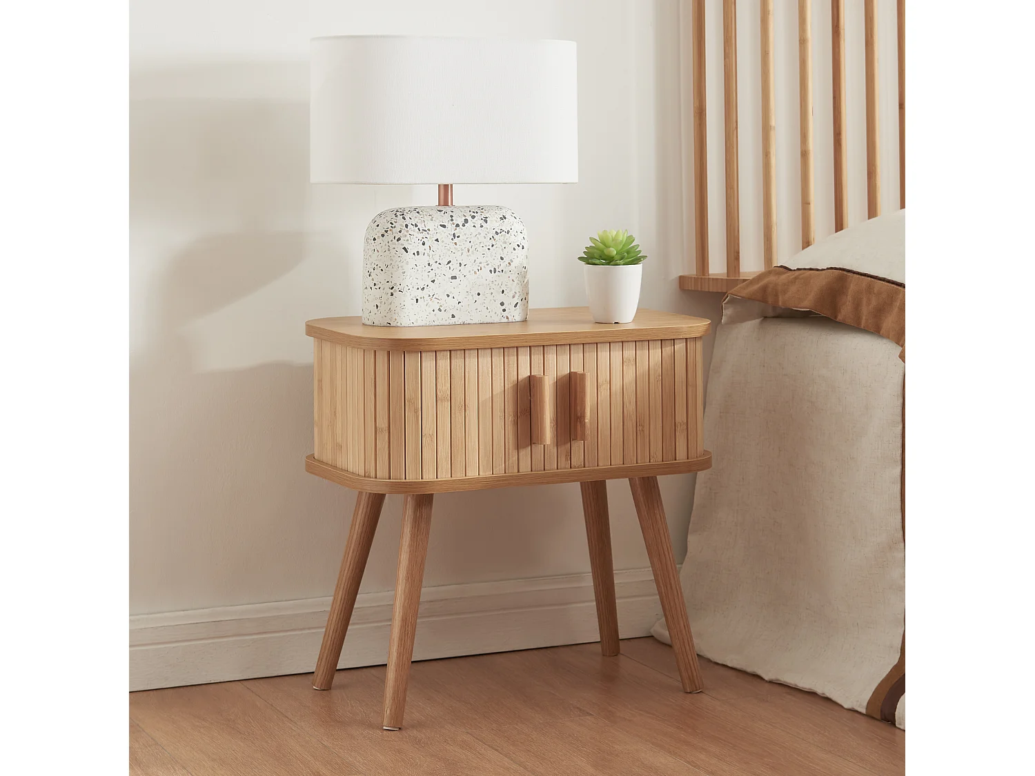 Table d'appoint Nordkapp avec portes coulissantes MDF bambou bois 48 x 30 x 45 cm naturel [en.casa]