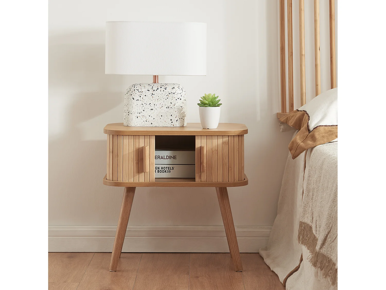 Table d'appoint Nordkapp avec portes coulissantes MDF bambou bois 48 x 30 x 45 cm naturel [en.casa]