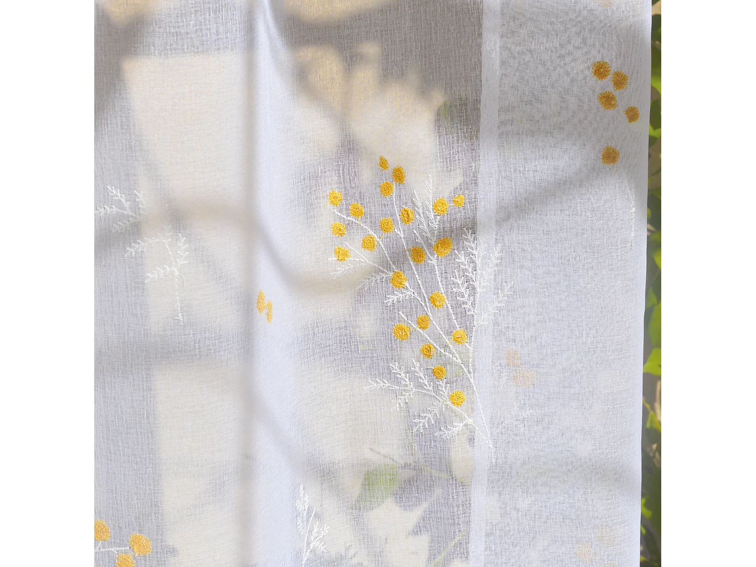 Voilage brodé d'un motif Mimosa