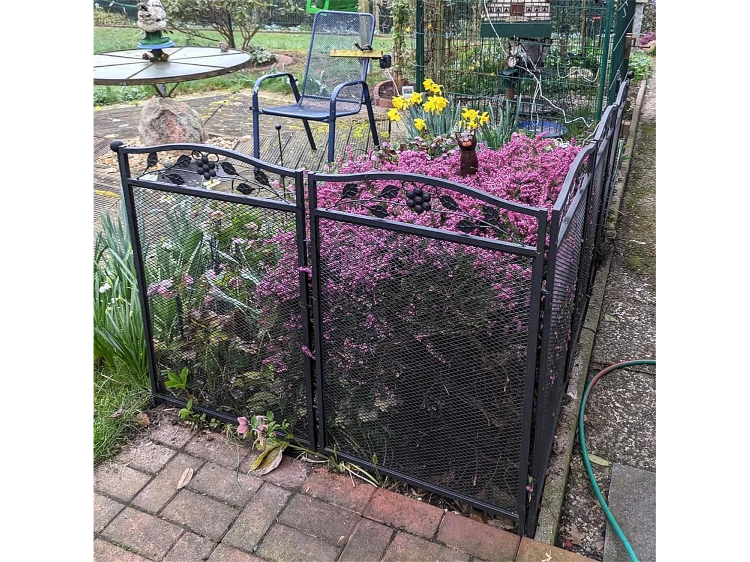 Set aus 5 dekorativen Gartenzaunelementen aus Metall mit Verzierungen – Gesamtmaße 300L x 110H cm – Schwarz