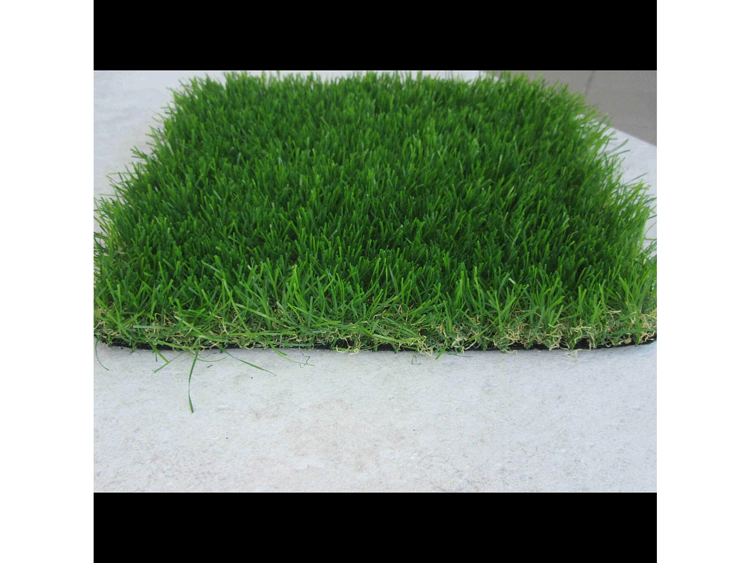 Prato Sintetico Realistico Per Giardino 4 Sfumature Anti UV Atossico Drenante Ideale Per Piscina Terrazzo Aree Giochi Viali (20mm 1x15mt 15mq)