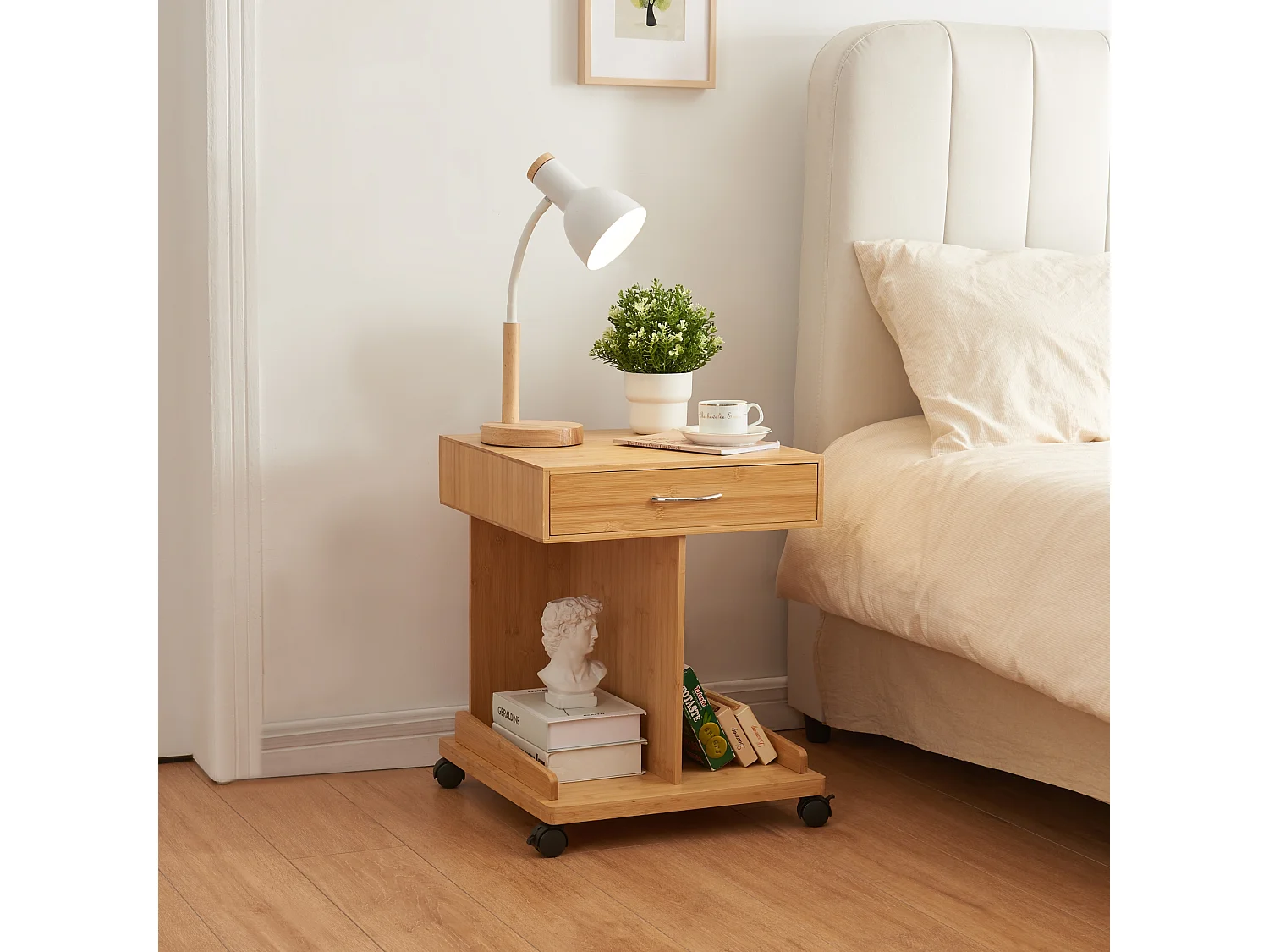 Table d'appoint à roulettes Jokkmokk avec tiroir et 2 étagères bambou 57 x 43 x 43 cm naturel [en.casa]