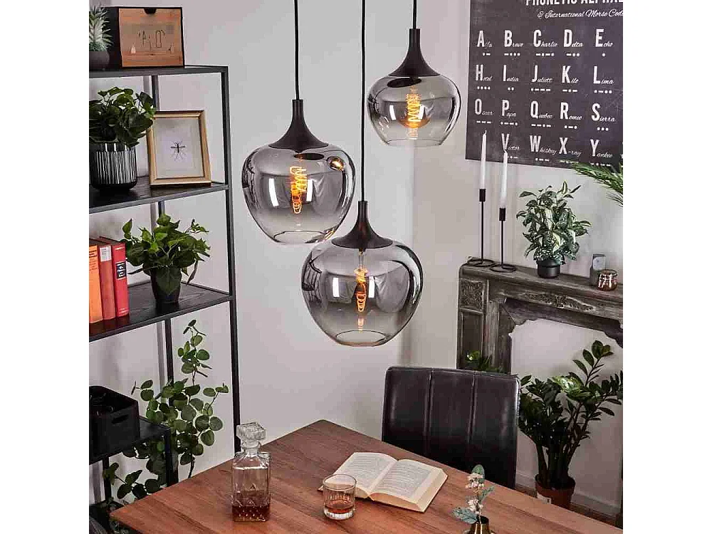 Le lustre est en verre, d30 cm x h120 cm,noir