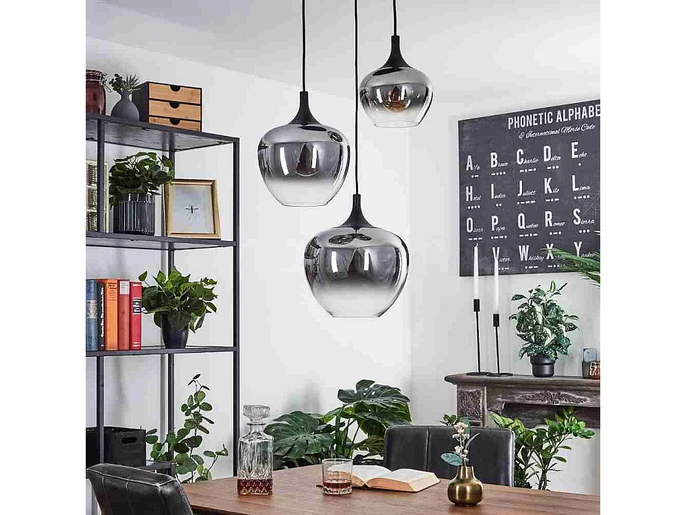 Le lustre est en verre, d30 cm x h120 cm,noir