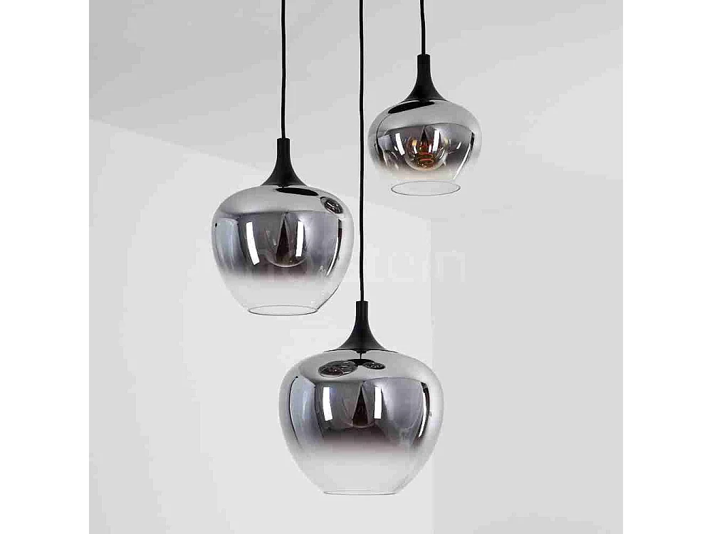 Le lustre est en verre, d30 cm x h120 cm,noir