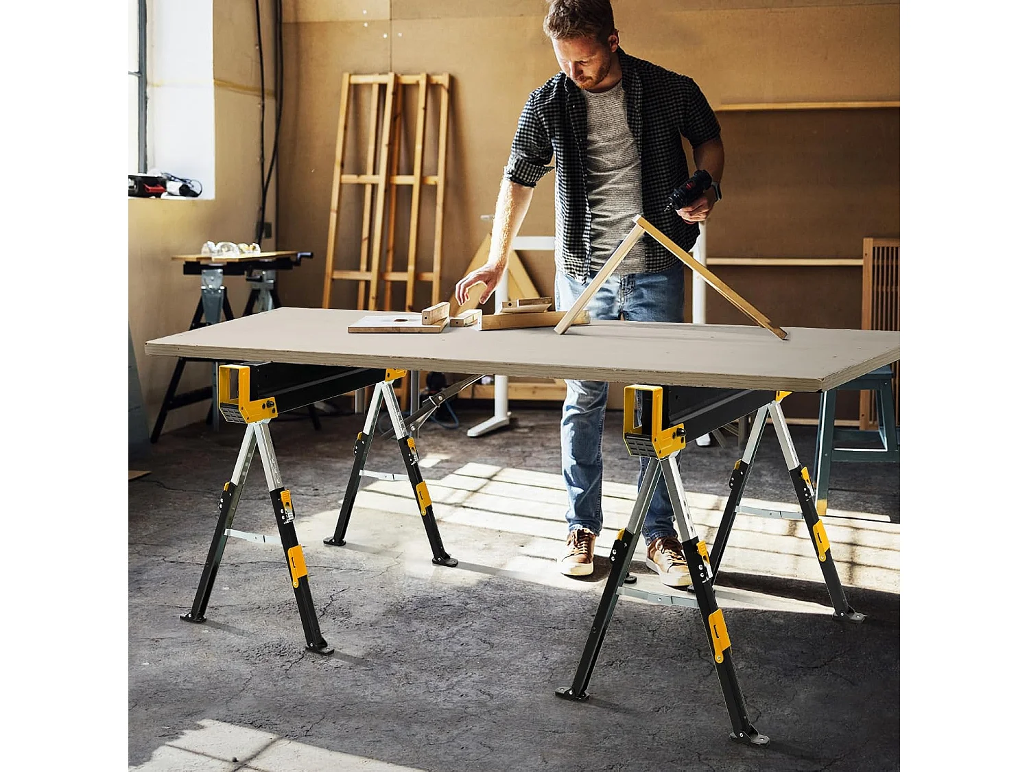 Lot de 2 Tréteaux Métalliques Robuste, avec Pieds Antidérapants Ajustables Reglable 61,5 à 82,7 cm, Grand Support jusqu’à 1180kg Usage en Paire (Jaune)