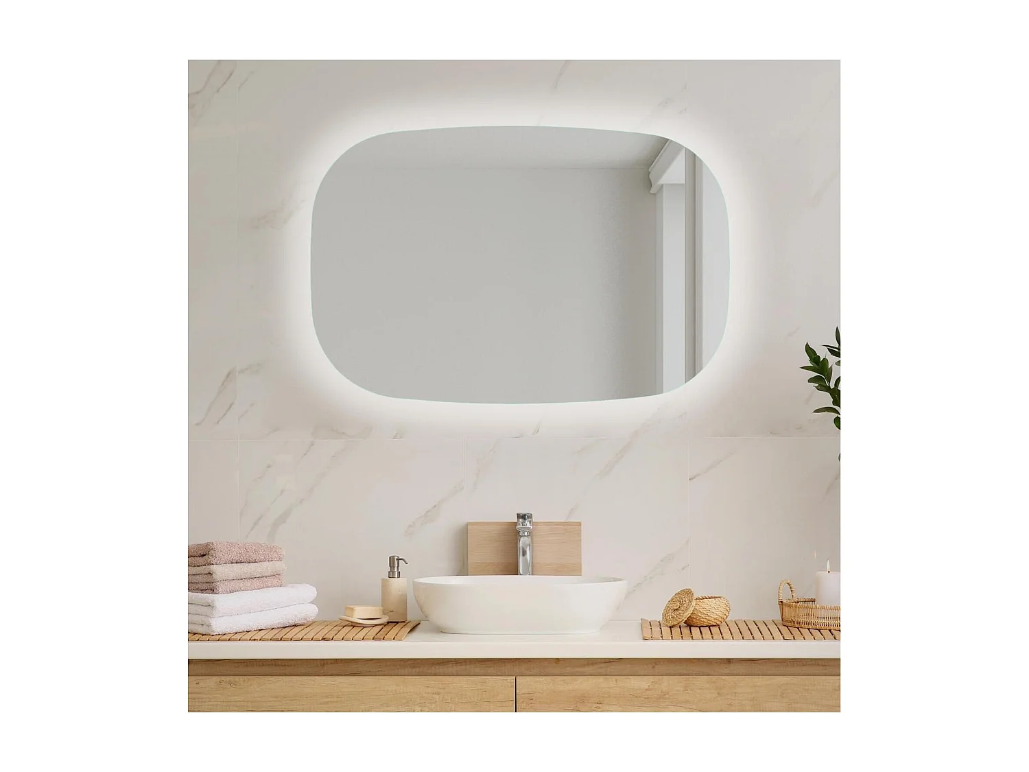 Specchio LED ovale reversibile 52x80 cm con illuminazione bianca 5700K, design elegante e installazione verticale o orizzontale