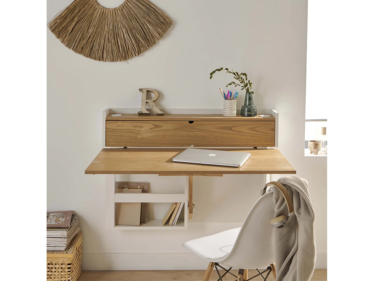 Escritorio de pared plegable de fresno U-LINE