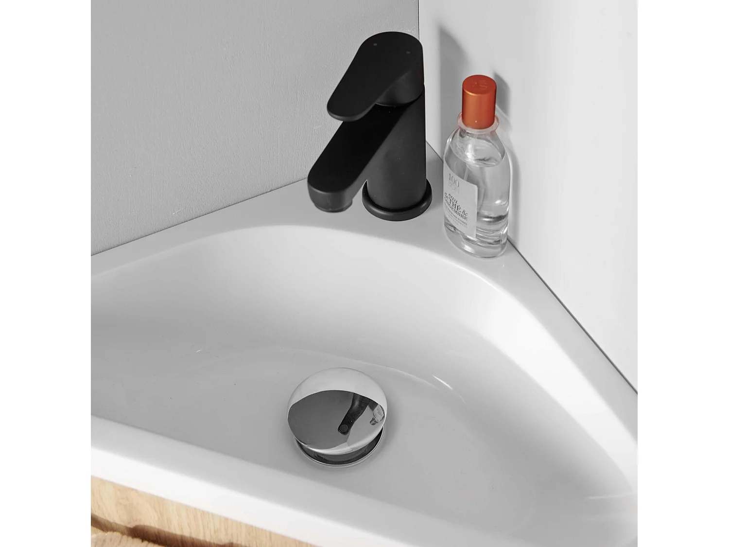 Gruppo lavabo angolare sospeso SKINO con rubinetto nero