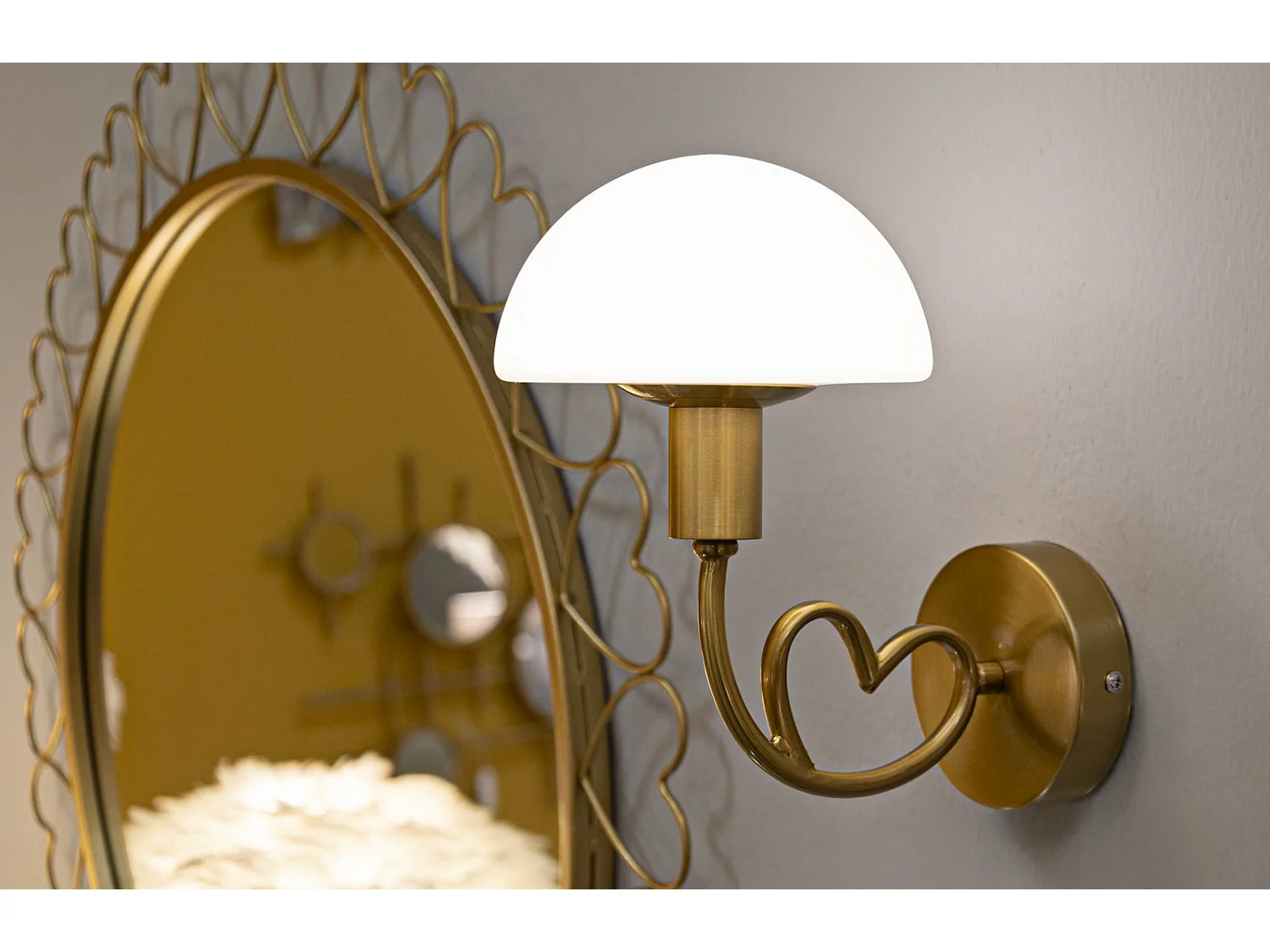 Candeeiro de Parede Glamouroso "Lovy" Dourado - Design Elegante e Sofisticado