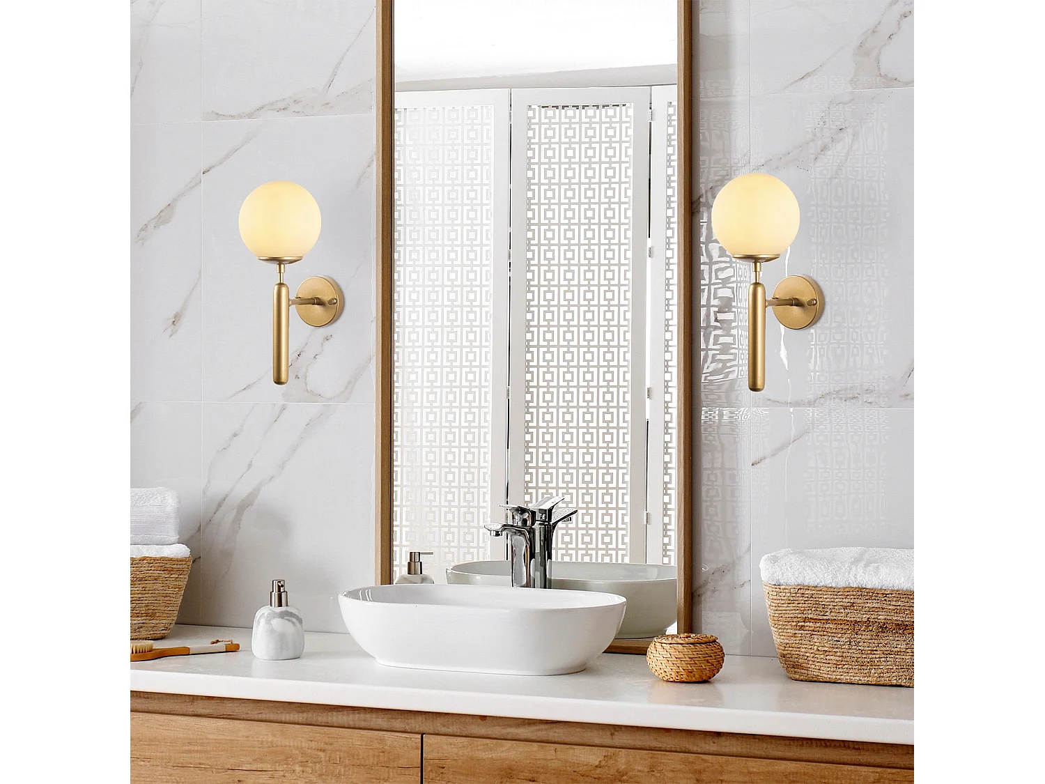 Candeeiro de Parede em Metal Dourado - Design Elegante e Sofisticado