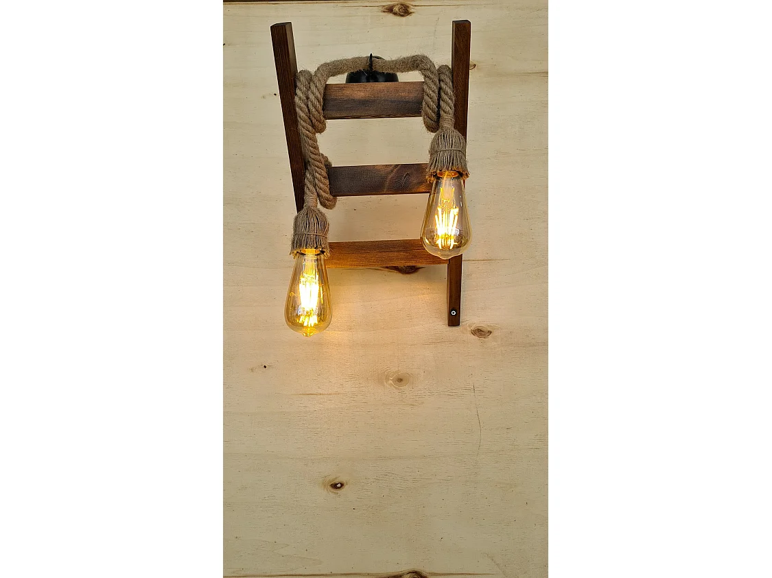 Candeeiro de Parede em Pinho Maciço - Elegância e Conforto para o Seu Espaço