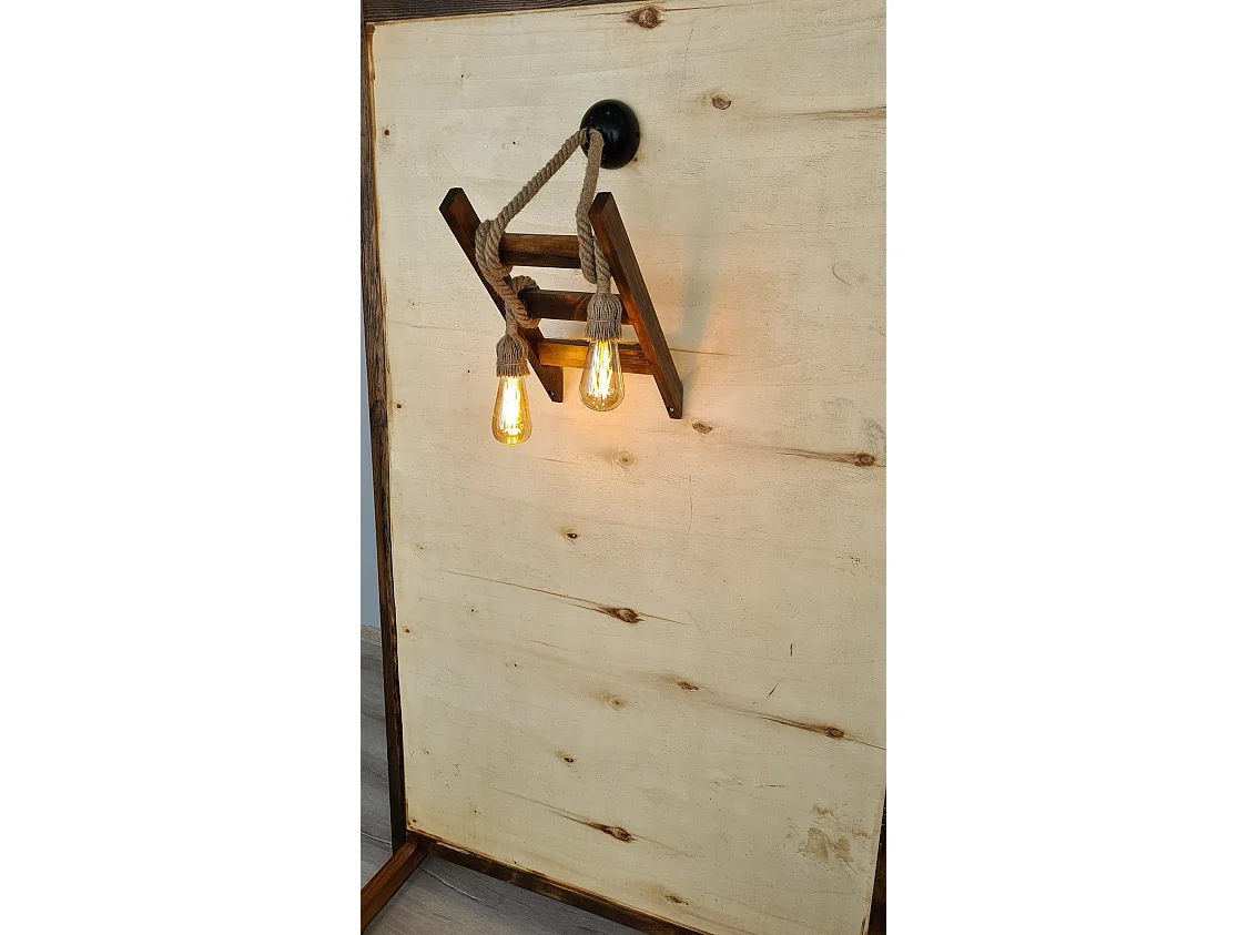 Candeeiro de Parede em Pinho Maciço - Elegância e Conforto para o Seu Espaço