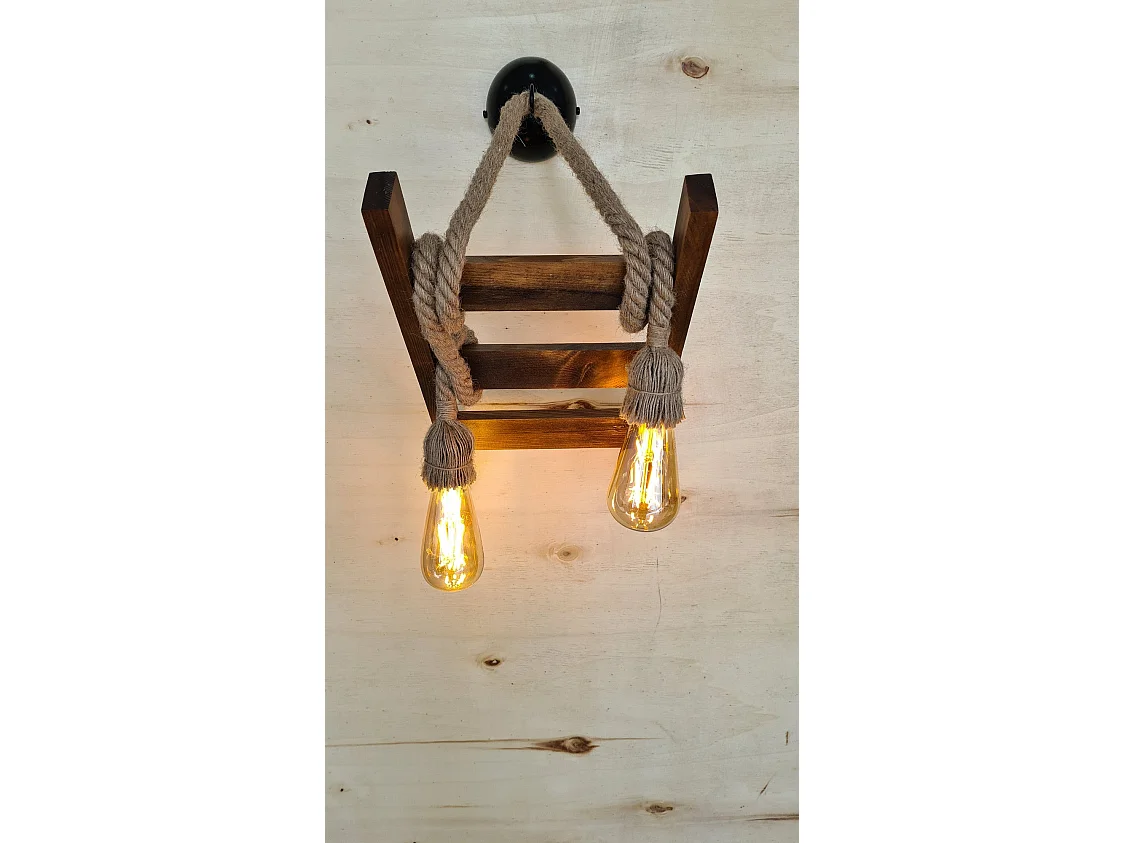 Candeeiro de Parede em Pinho Maciço - Elegância e Conforto para o Seu Espaço