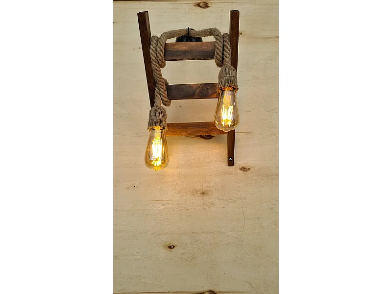 Candeeiro de Parede em Pinho Maciço - Elegância e Conforto para o Seu Espaço