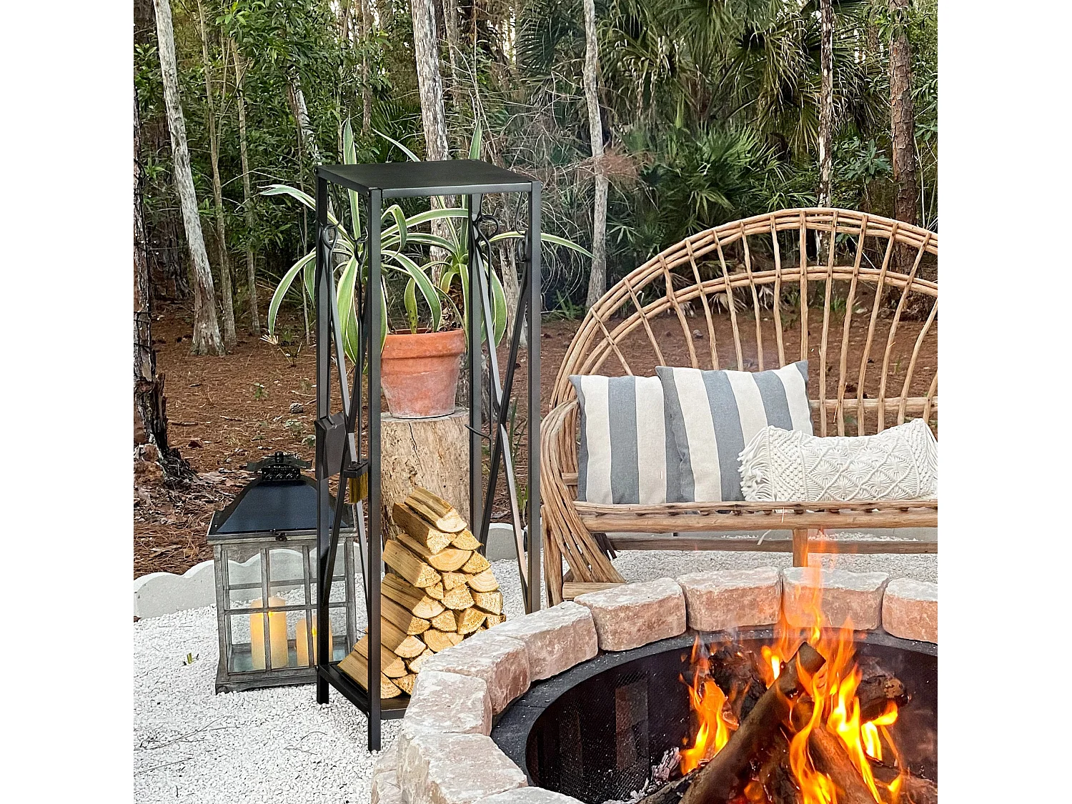 Suporte para Lenha em Metal – 34x34x111 cm | Com Ganchos e Ferramentas para Lareira