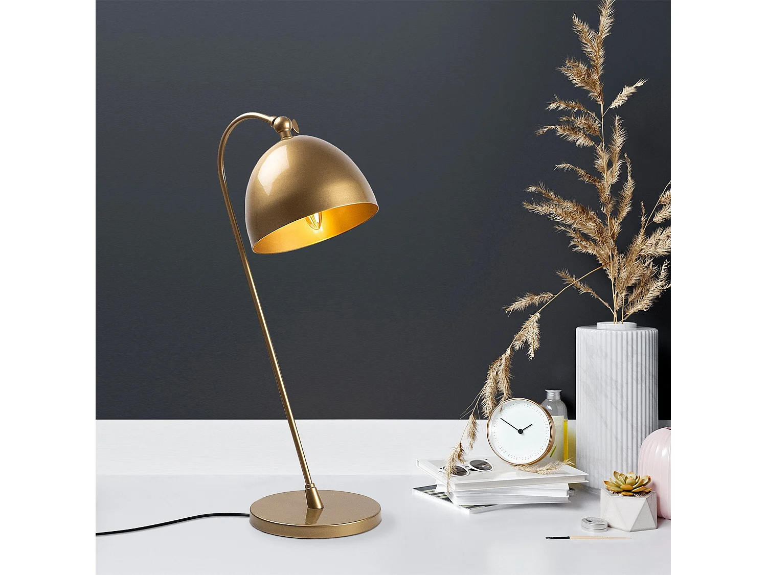 Candeeiro de Mesa Acuka - Elegância e Modernidade para o Seu Espaço