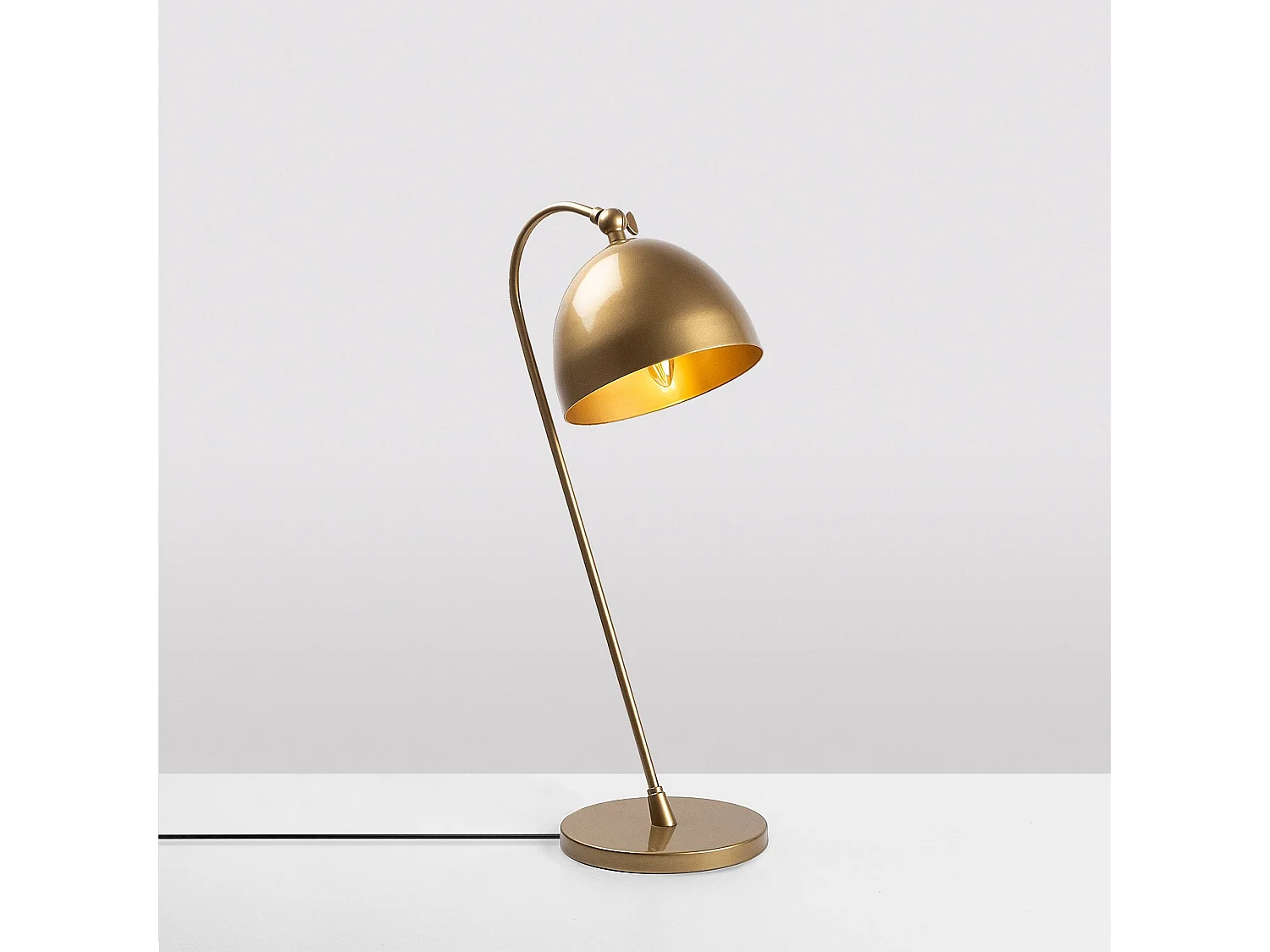 Candeeiro de Mesa Acuka - Elegância e Modernidade para o Seu Espaço