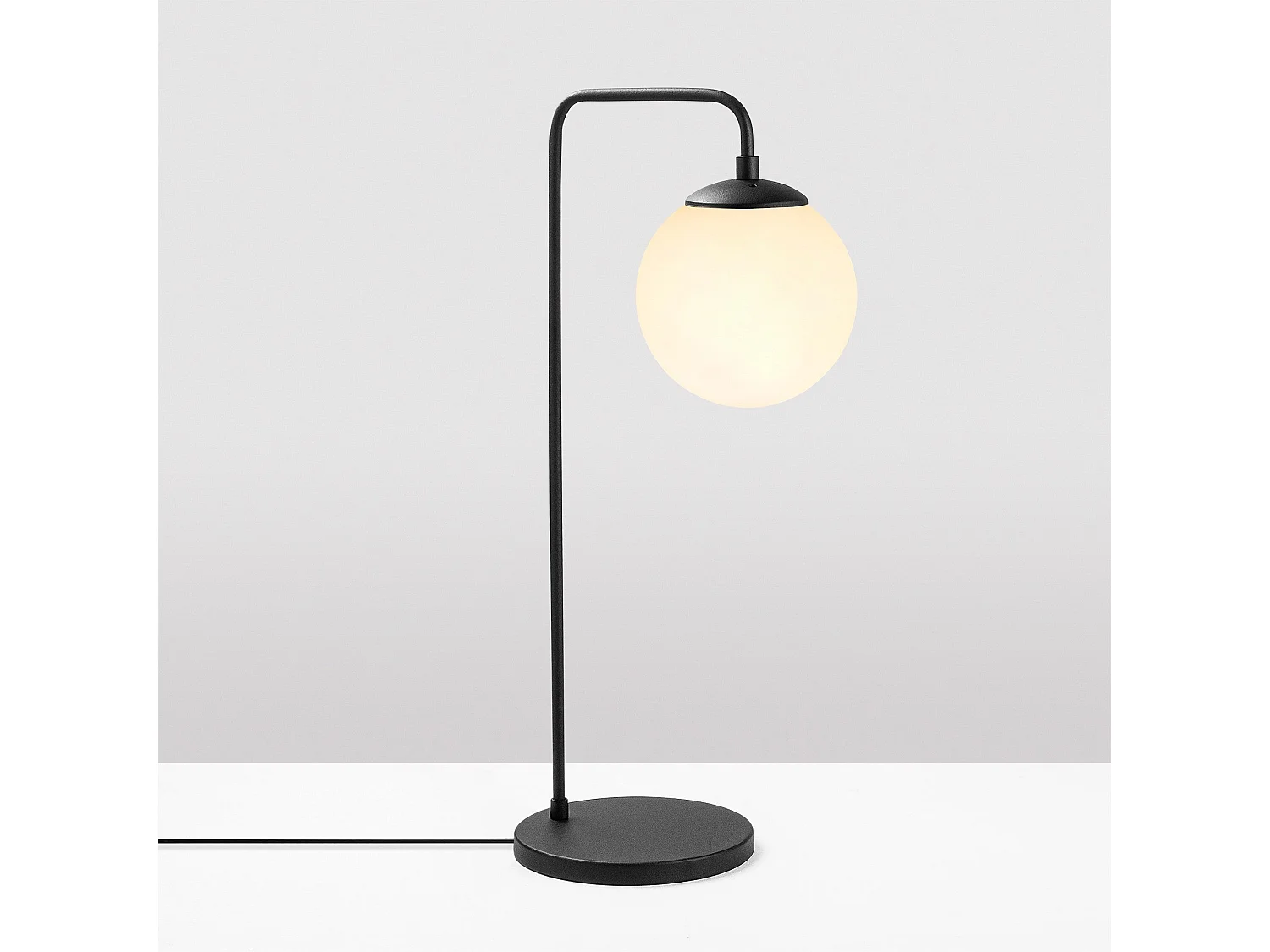 Candeeiro de Mesa Viran 10985 – Elegância e Modernidade para Sua Decoração