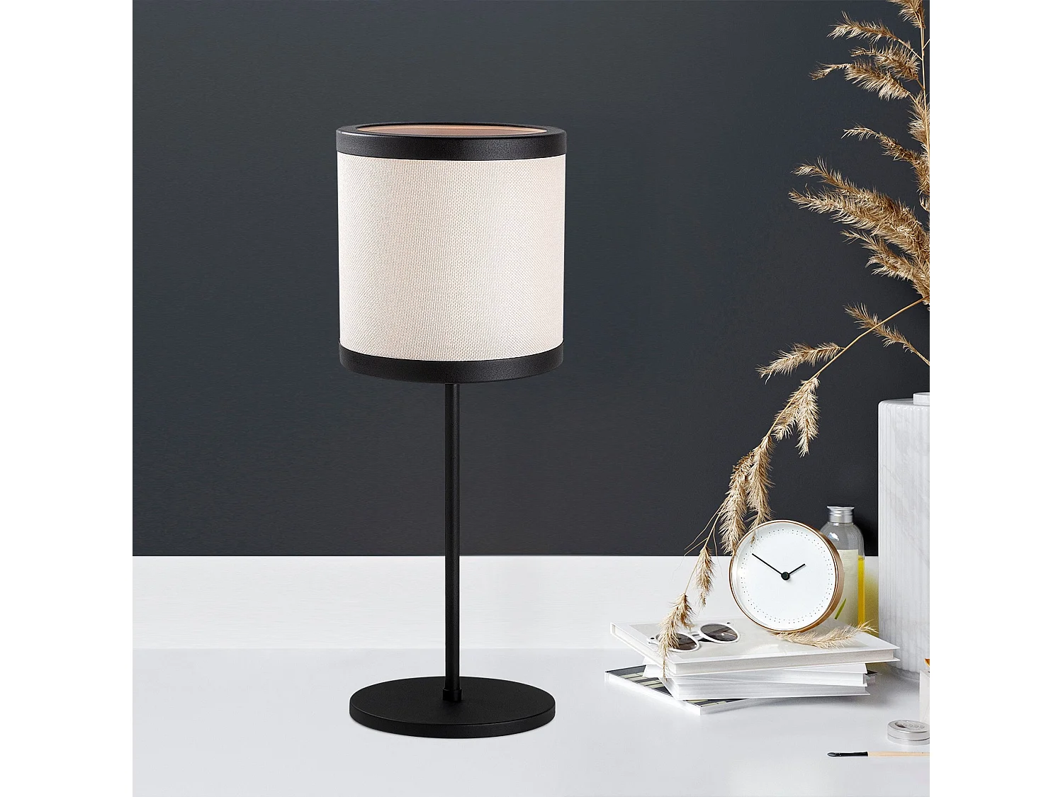 Candeeiro de Mesa Preto e Branco - Elegância e Funcionalidade para o Seu Espaço