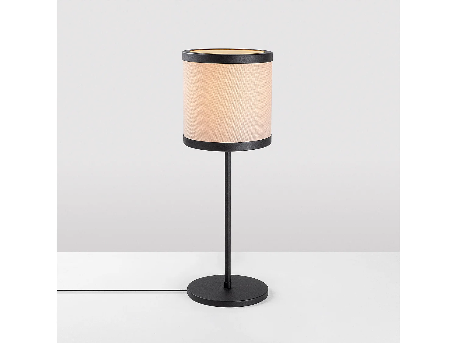 Candeeiro de Mesa Preto e Branco - Elegância e Funcionalidade para o Seu Espaço