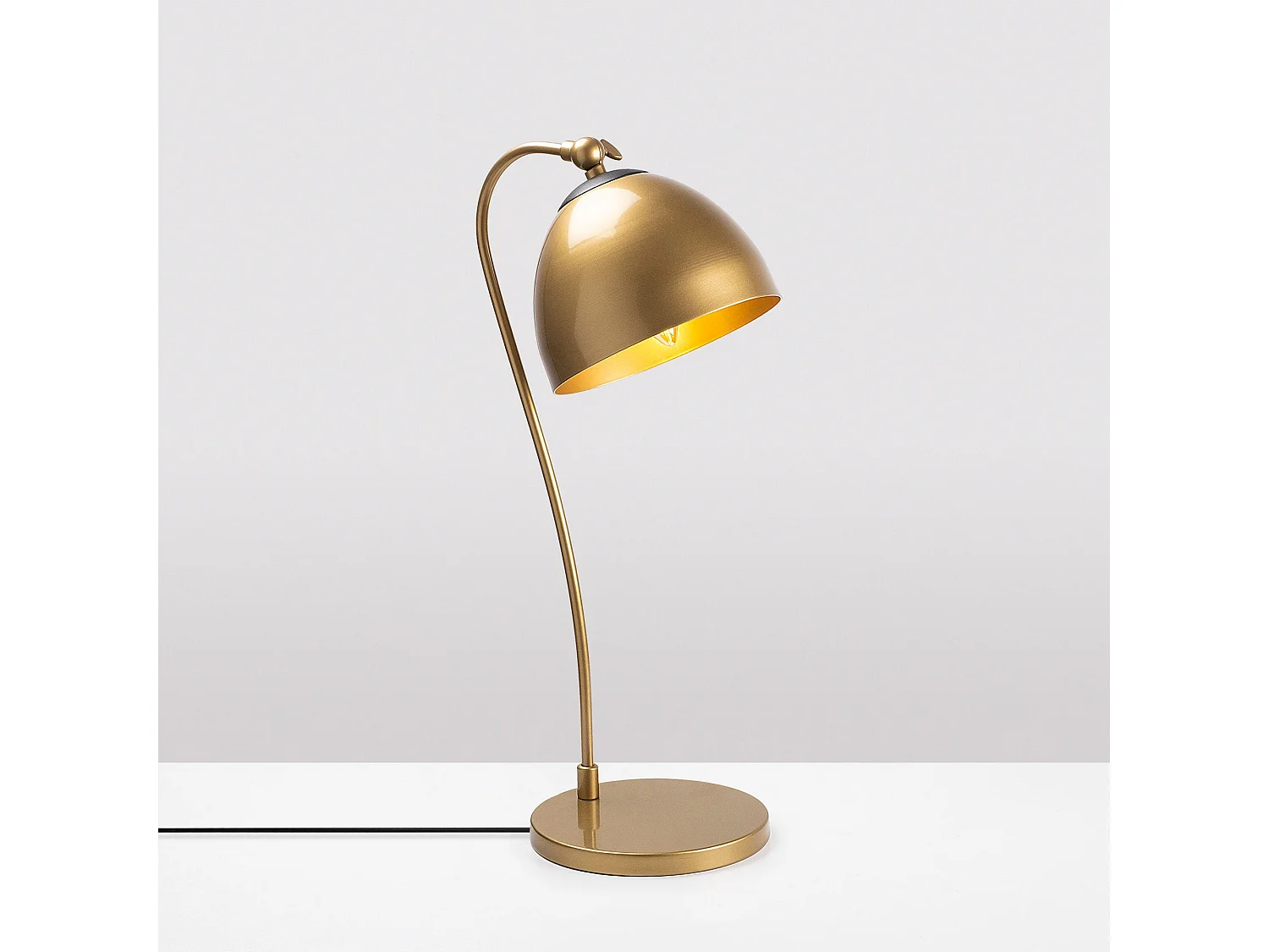 Candeeiro de Mesa Elegante com Design Moderno e Corpo Metálico